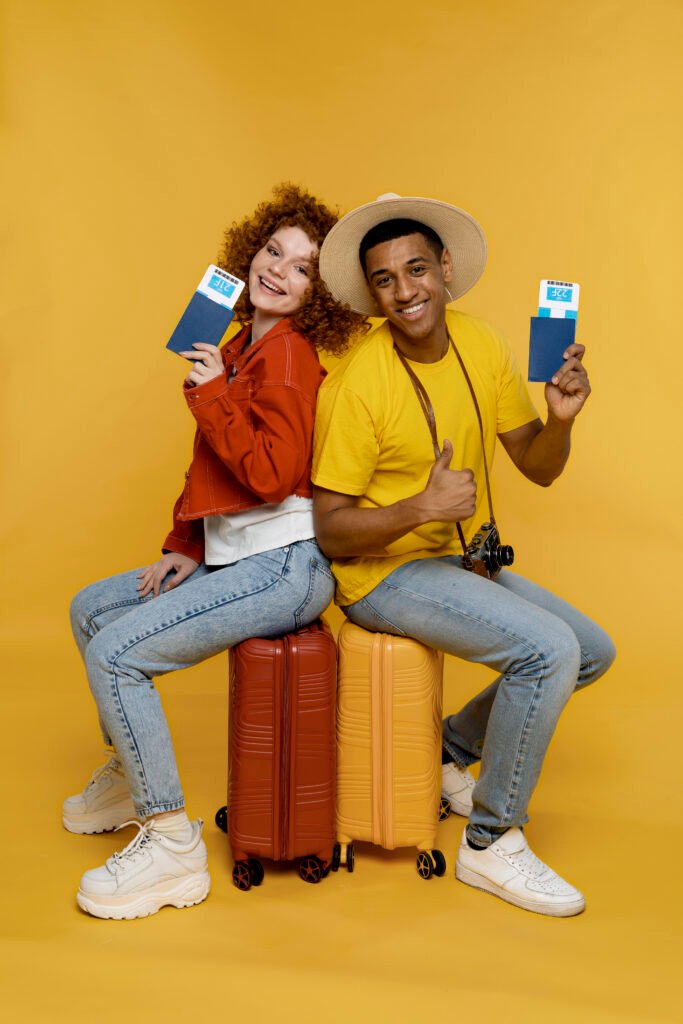 gente sonriente de tiro completo sentado en el equipaje gente sonriente de tiro completo sentado en el equipaje